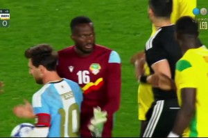告别战哨响！梅西抱走了比赛用球，球王的国家队生涯落幕了！