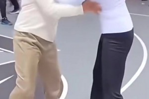 你小子故意的吧？小伙防守过程中，不小心揩油野球场肘姐